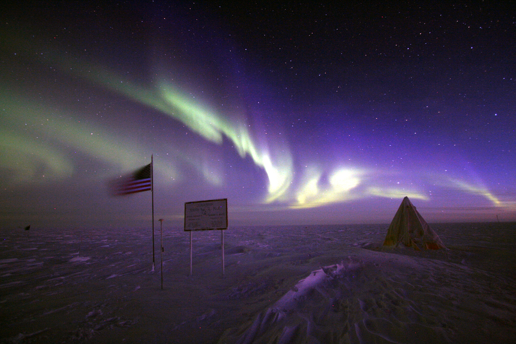 Aurora in night sky at the South Pole.