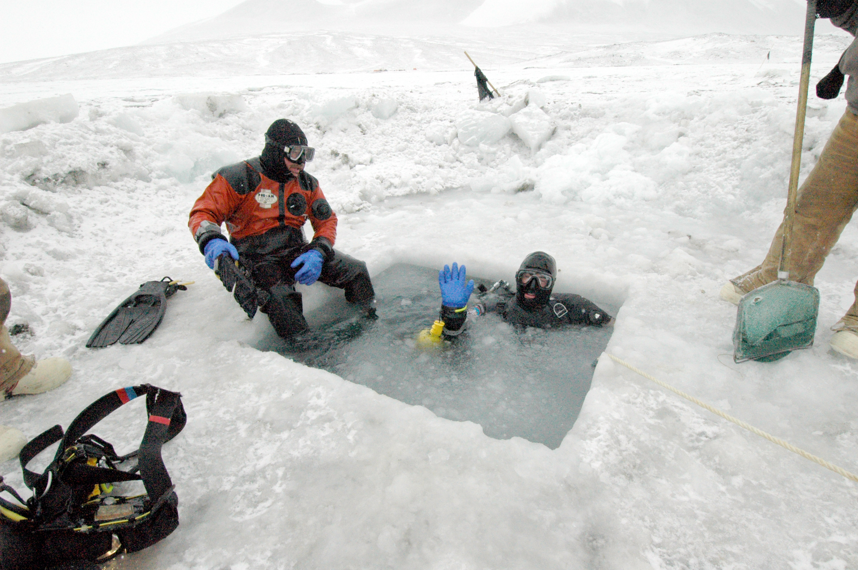 Divers get into an ice hole.