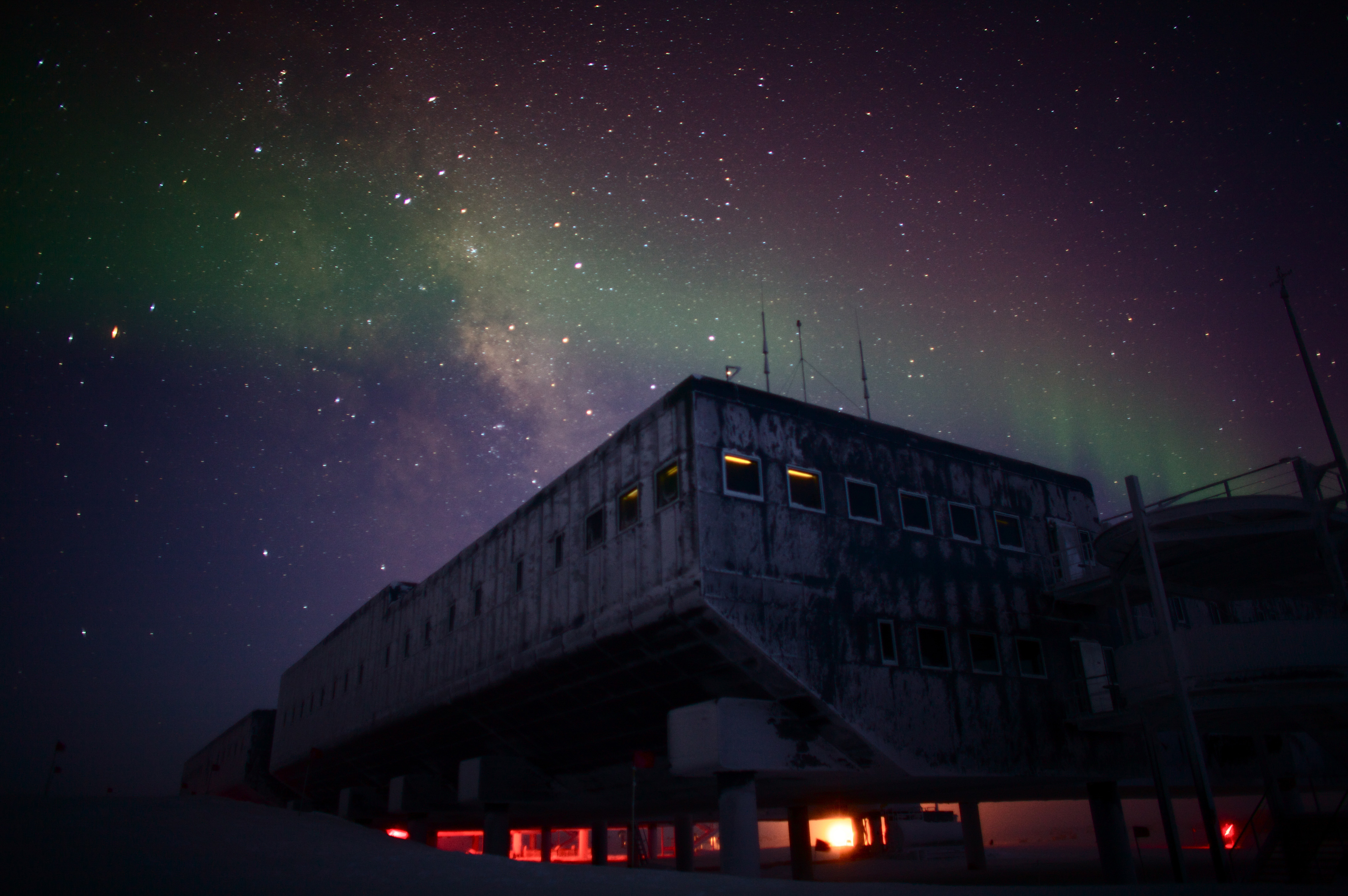 Включи станцию на ночь. Полярная станция ночью. Арктика станция ночью. Антарктида ночью. Арктическая станция ночью.