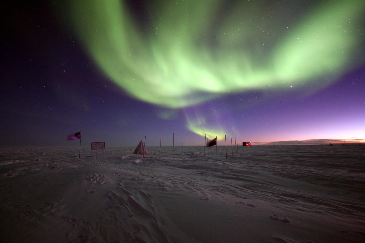 Antarctic Photo Library - Photo Details - AURORAPOLEHORIZON.JPG