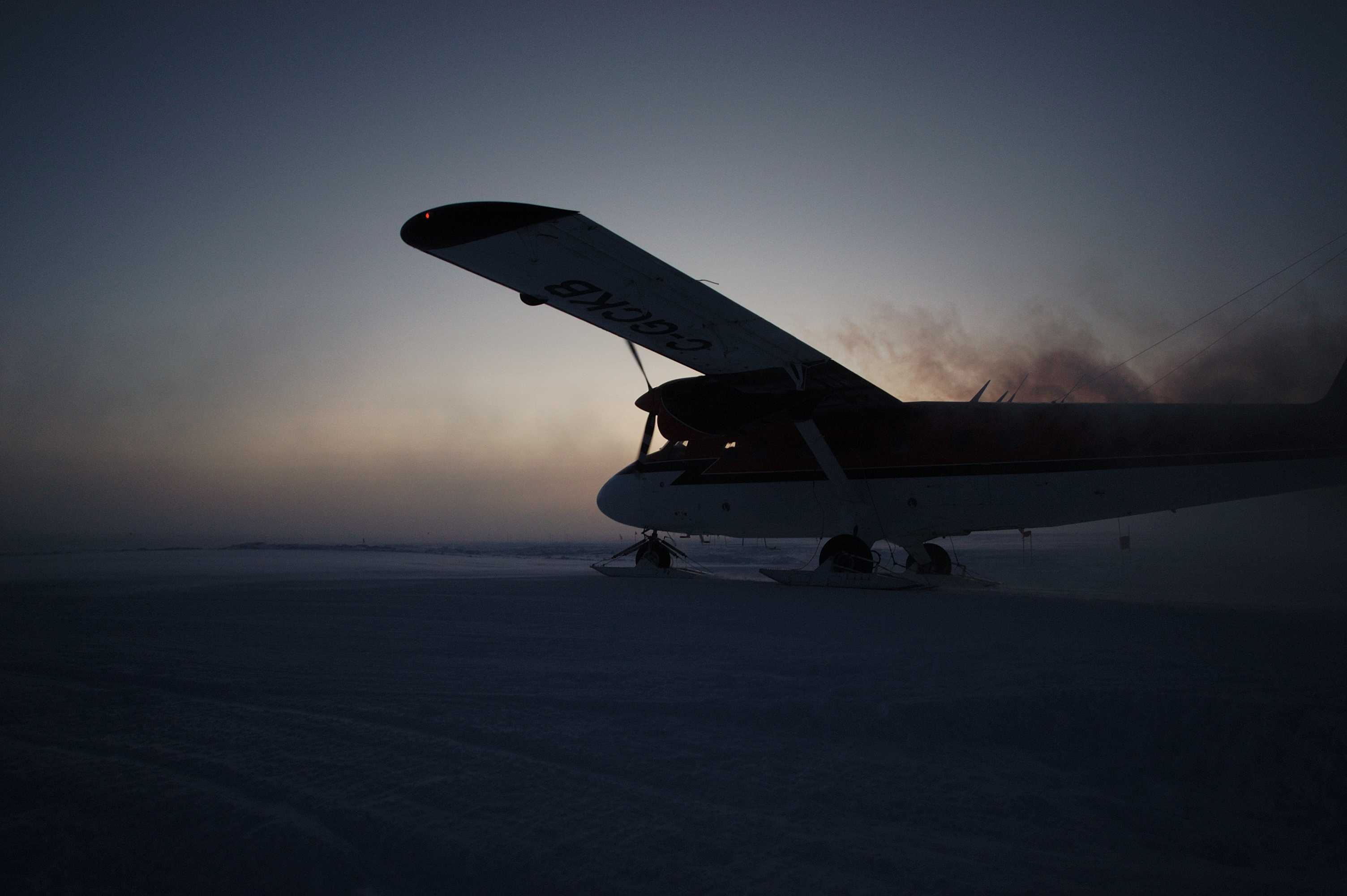 A silhouette of a twin engine airplane.